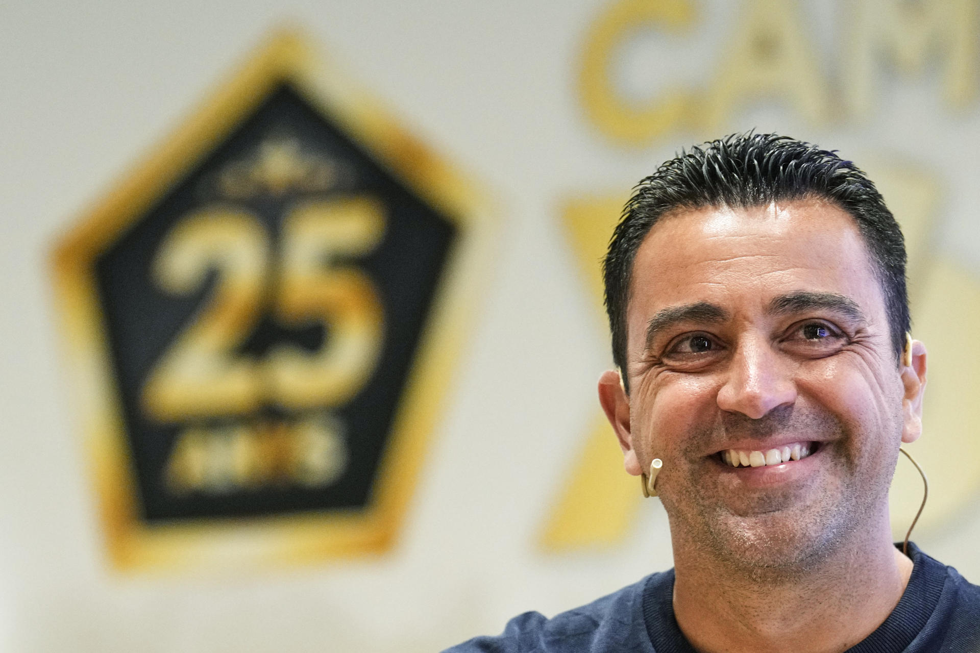 El entrenador del FC Barcelona, Xavi Hernández, durante el acto de presentación de su campus de verano para niños, en un momento en el que el campeón de Liga está incorporando nuevos fichajes. EFE/Alejandro García
