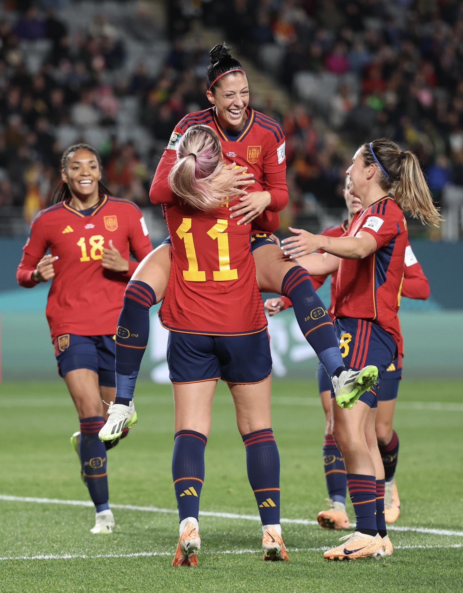 Jennifer Hermoso de España (arriba) celebra con sus compañeras tras anotar el gol 2-0 durante el partido de fútbol del grupo C de la Copa Mundial Femenina de la FIFA entre España y Zambia, en Auckland, Nueva Zelanda. EFE/EPA/HOW HWEE YOUNG
