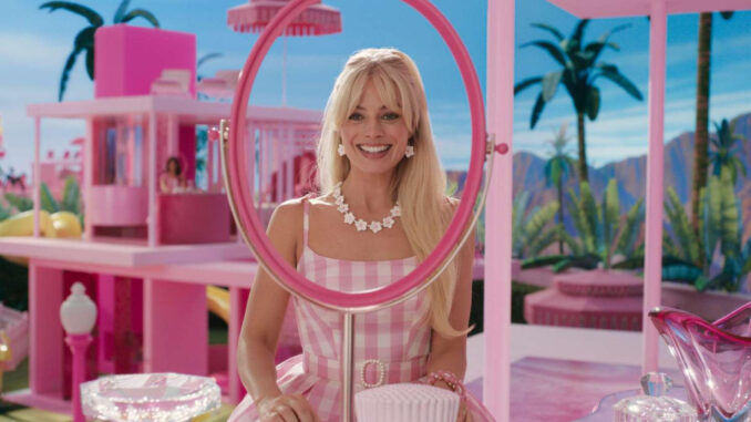 Fotografía cedida por Warner Bros donde aparece la actriz Margot Robbie durante un fragmento de la película "Barbie". EFE/ Warner Bros
