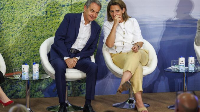 El expresidente del Gobierno José Luis Rodríguez Zapatero junto a la vicepresidenta del Ejecutivo y ministra para la Transición Ecológica y el Reto Demográfico, Teresa Ribera, durante la inauguración del "Climate Action Summit", un foro de debate sobre cuestiones como la sostenibilidad, la movilidad o el cambio climático, este miércoles en el Palacio de Congresos de Sevilla. EFE/ Julio Muñoz .
