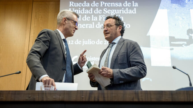 El Fiscal General del Estado, Álvaro García Ortiz (d), acompañado por el l fiscal coordinador de Seguridad Vial, Luis de Río (i), tras dar a conocer los principales datos sobre los delitos de seguridad vial cometidos en 2022, este miércoles en Madrid. EFE/ Fernando Villar
