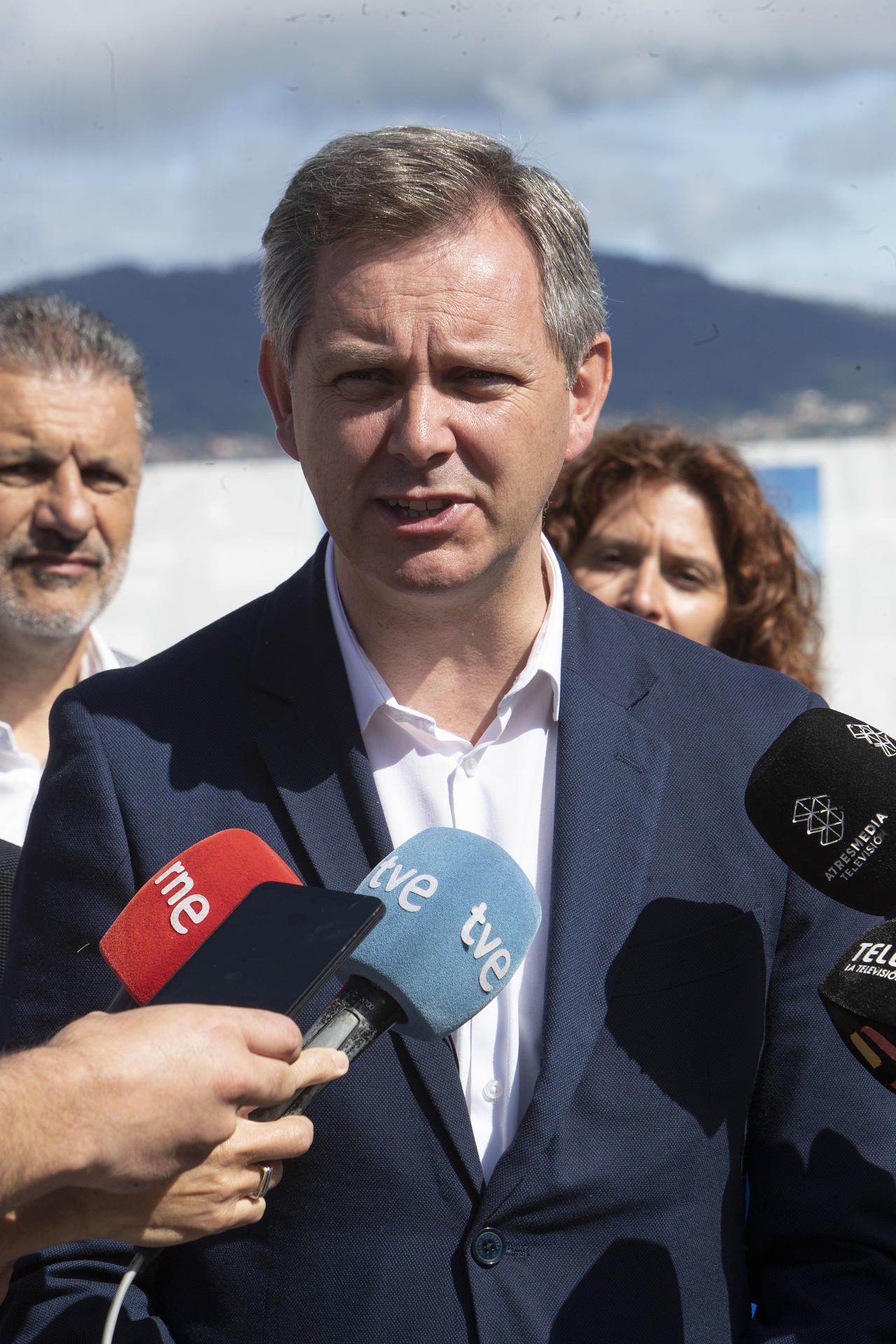 El ministro de Sanidad, José Miñones (c), atiende a los medios durante su visita al parque biosaludable de Vialia Vigo, este miércoles, en Vigo. EFE/ Salvador Sas
