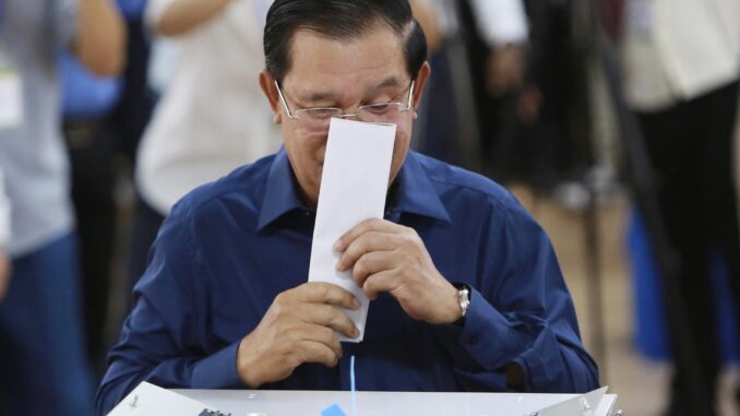 El primer ministro de Camboya, Hun Sen, votando el domingo en la provincia de Kandal. EFE/EPA/KITH SEREY