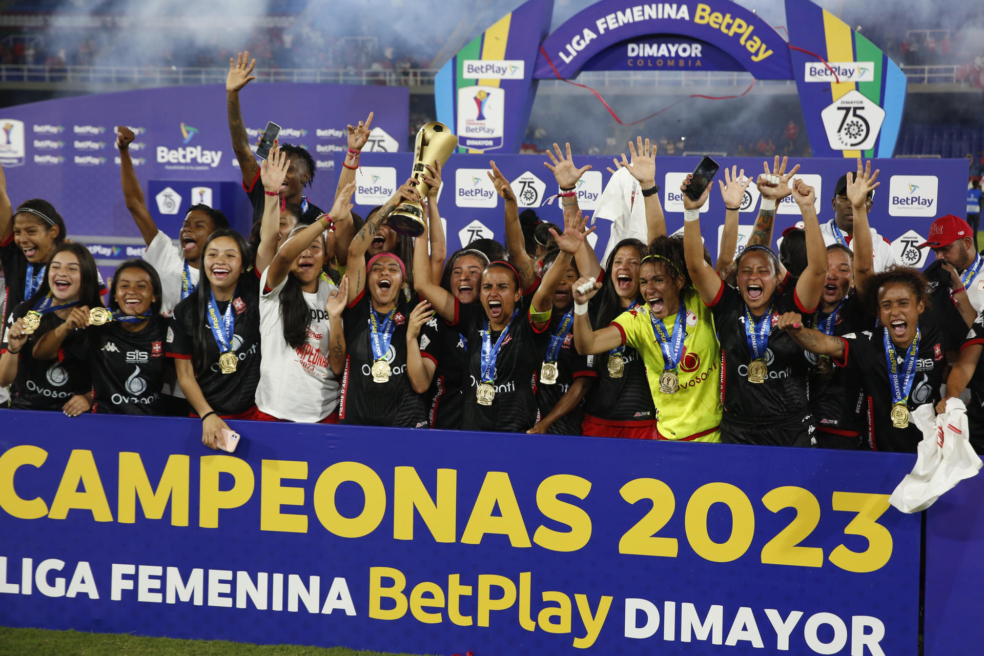 Jugadoras de Santa Fe celebran al ganar la final de la Liga Profesional femenina ante el América en el estadio Pascual Guerrero en Cali (Colombia). EFE/ Ernesto Guzmán Jr.
