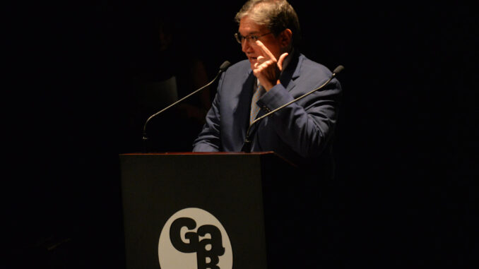 El director general de la Fundación Gabo, Jaime Abello, habla durante la entrega de los Premios Gaboe 2023. EFE/Vannessa Jiménez
