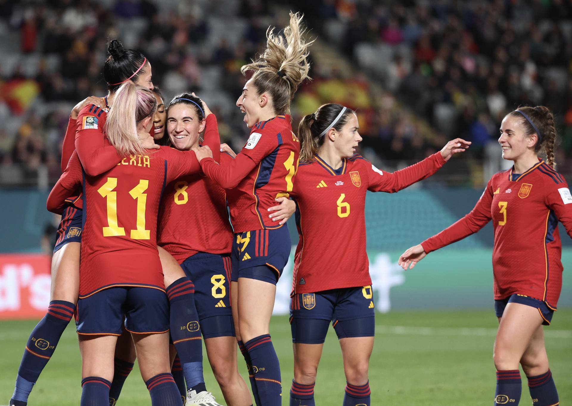 Jennifer Hermoso de España (L) celebra con sus compañeras tras anotar el gol 2-0 durante el partido de fútbol del grupo C de la Copa Mundial Femenina de la FIFA entre España y Zambia, en Auckland, Nueva Zelanda.EFE/EPA/HOW HWEE YOUNG
