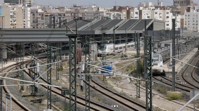 Adif ha anunciado una investigación sobre la avería que ha mantenido más de 24 horas interrumpida la circulación en las líneas de alta velocidad desde Valencia este domingo. Vista general de la estación de Joaquín Sorolla este lunes. EFE/Ana Escobar
