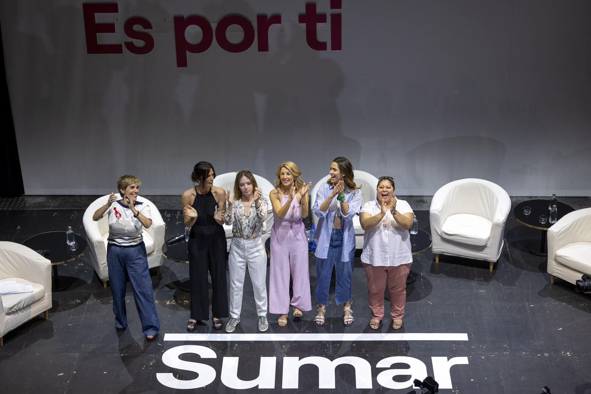 La líder de Sumar Yolanda Díaz (3d), acompañada de la exdiputada en la Asamblea de Madrid Clara Serra (2i), la portavoz de feminismo de Sumar, Elizabeth Duval (3i), la activista colombiana Mafe Carrascal (2d) y la activista salvadoreña Carolina Elías (d), entre otros asistentes, en el acto Feminismo para Sumar este martes en el Teatro Pavón de Madrid. EFE/ Daniel González
