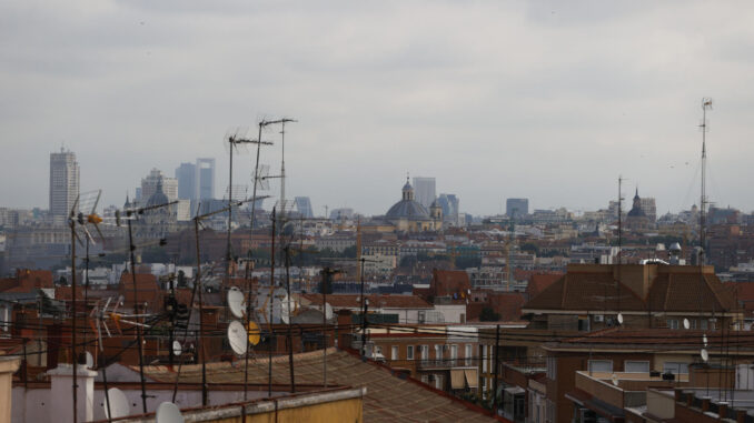 Vista de parte del 'skyline' de Madrid este miércoles, una jornada con intervalos nubosos y temperaturas propias del verano en la capital. EFE/ Mariscal
