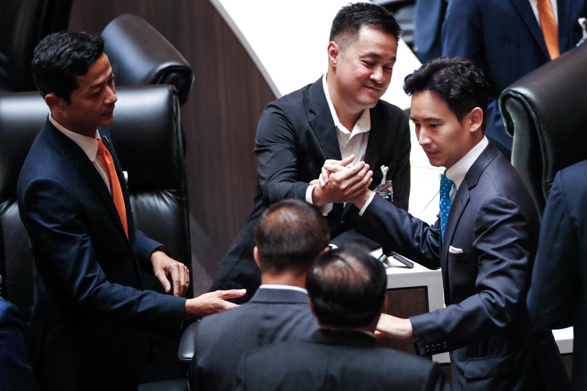 El líder del Partido Avanzar, Pita Limjaroenrat, abandona el Parlamento tras ser suspendido como legislador después de que el Tribunal Constitucional de Tailandia anunciase que acepta una denuncia en su contra, el 19 de julio de 2023. EFE/EPA/RUNGROJ YONGRIT
