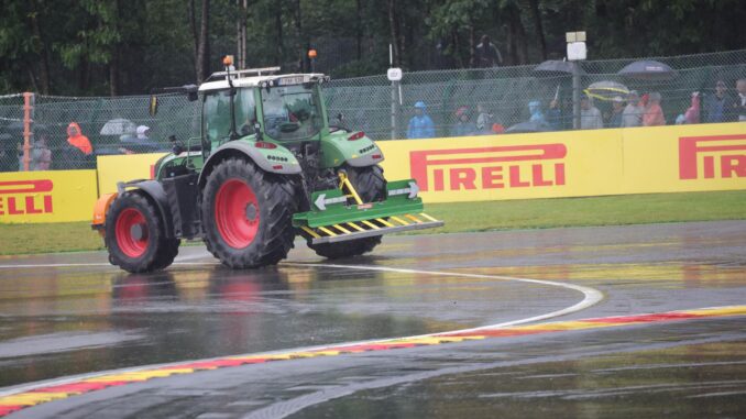 Un vehículo autorizado seca la pista de la pista de Spa-Francorchamps. EFE/EPA/OLIVIER MATTHYS
