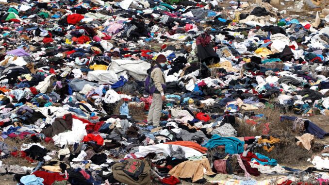 -Miles de prendas de vestir de todo tipo (pantalones,sudaderas, camisas, zapatos,...) tiradas en el entorno de los lagos de Rabasa (Alicante), en una imagen de archivo.EFE/Morell
