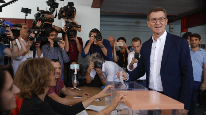 El líder del Partido Popular, Alberto Núnez Feijóo (d), ejerce su derecho al voto para las elecciones generales en el colegio Ramiro de Maeztu de Madrid, este domingo. EFE/Chema Moya
