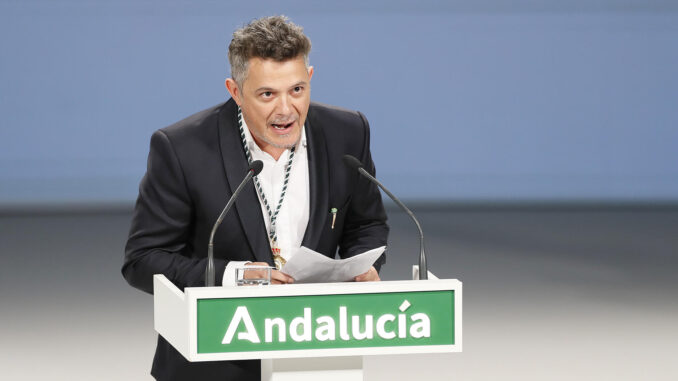 Imagen de archivo del cantante Alejandro Sanz durante su intervención tras recibir el galardón de Hijo Predilecto de Andalucía. EFE/José Manuel Vidal
