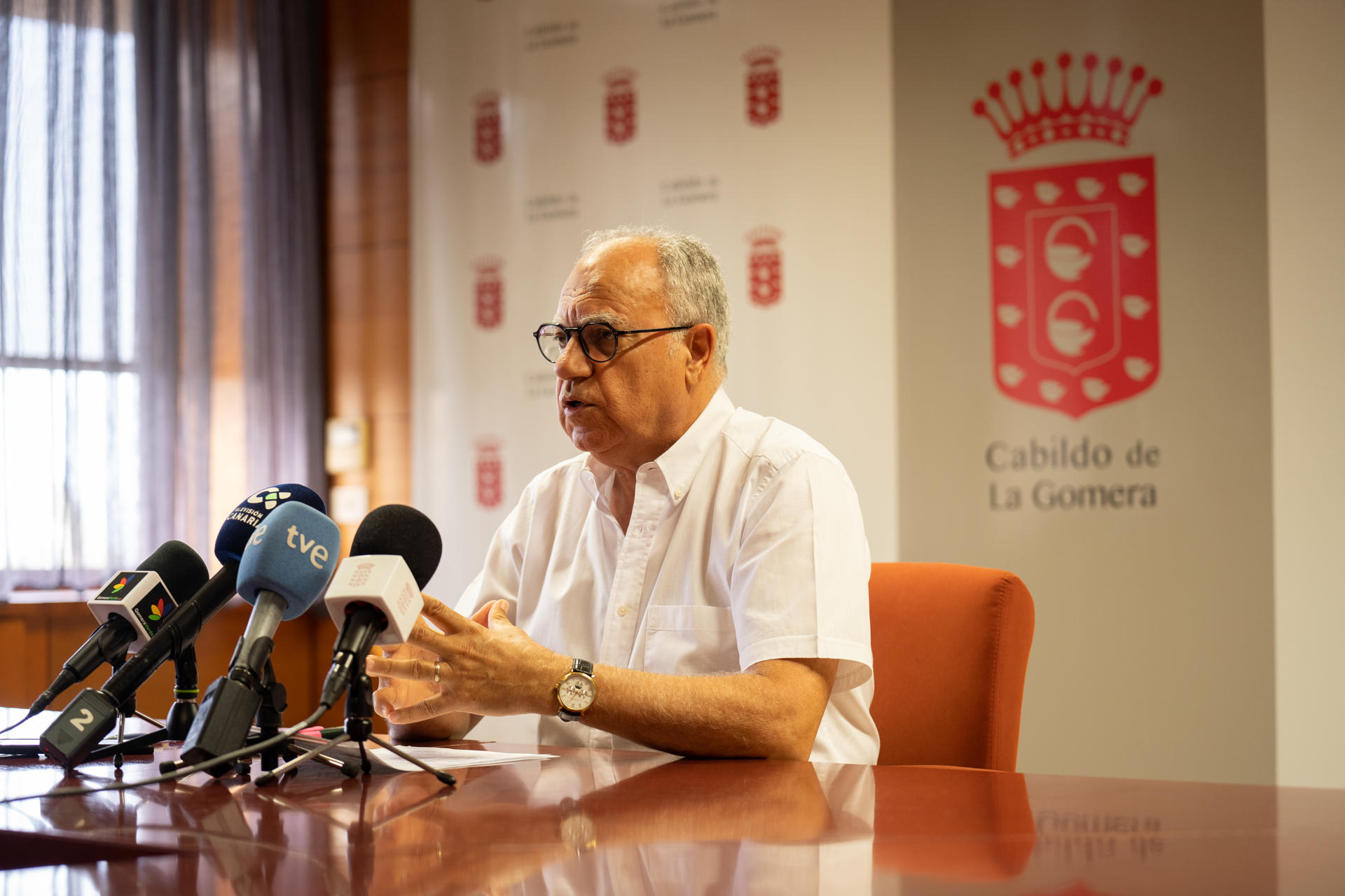 El presidente del Cabildo de La Gomera, Casimiro Curbelo, (en la imagen) ha informado que aunque ya se ha recuperado el suministro eléctrico en los puntos neurálgicos de la isla, continúa la emergencia por el cero energético que se produjo en la madrugada del domingo tras el incendio en la central térmica de El Palmar. EFE/Cabildo de La Gomera/ SOLO USO EDITORIAL/SOLO DISPONIBLE PARA ILUSTRAR LA NOTICIA QUE ACOMPAÑA (CRÉDITO OBLIGATORIO)
