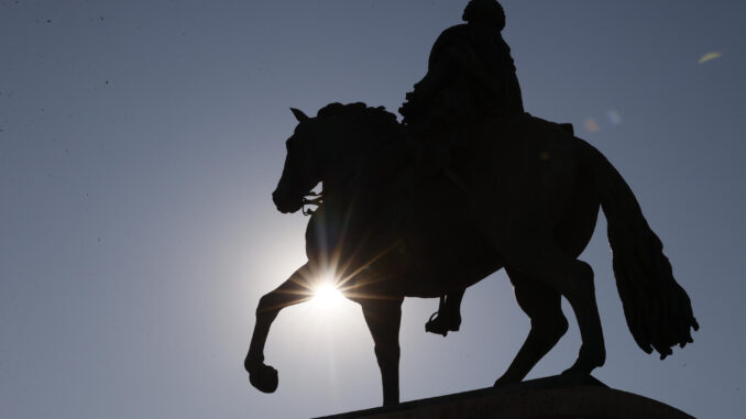 El sol se intuye a través de la estatua ecuestre de Carlos III en la Puerta de E Sol de Madrid, esta mañana de verano en la que aún quedan rescoldos de la reciente ola de calor. EFE/ Mariscal Agencia Efe
