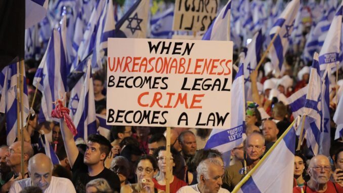 Una de las protestas contra la reforma judicial en Israel el pasado sábado en Tel Aviv. EFE/EPA/ABIR SULTAN
