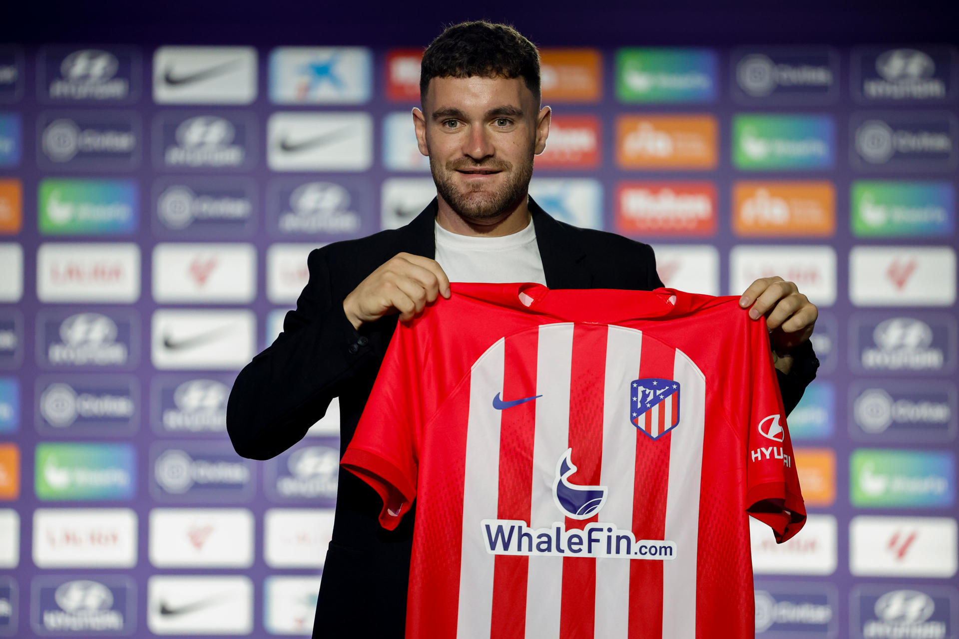 Javi Galán, lateral izquierdo del Celta de Vigo las últimas temporadas, es presentado como nuevo jugador del Atlético de Madrid en un acto celebrado en el Auditorio del estadio Cívitas Metropolitano. EFE/ Chema Moya
