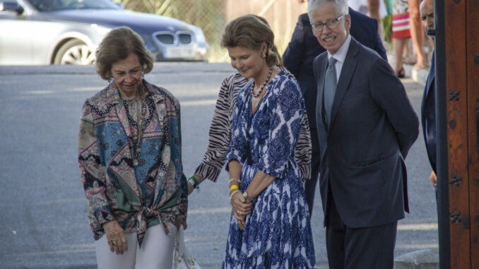 El rey Felipe de Bélgica (d) y la reina emérita Sofía (i) han inaugurado este lunes en Motril (Granada) una muestra permanente dedicada a los que fueran reyes de los belgas Balduino y Fabiola, con motivo del treinta aniversario del fallecimiento del monarca en la finca que poseía en esta localidad. En la foto, junto a la princesa Margarita de Luxemburgo (c). EFE/Alba Feixas
