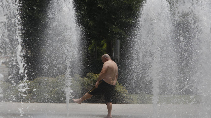 En la imagen, una persona se refresca en una fuente pública de Alicante. EFE/ Morell
