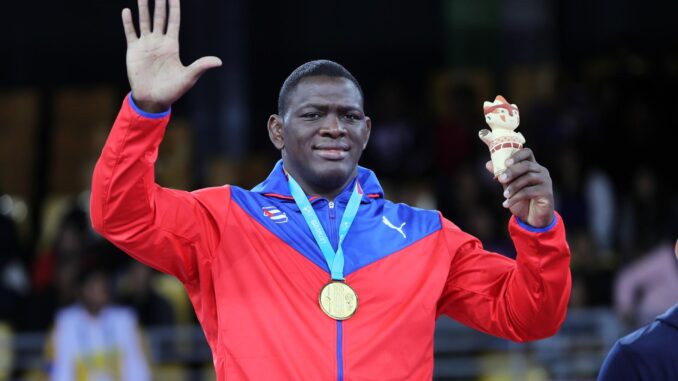 Fotografía de archivo de Mijaín López de Cuba celebrando con la medalla de oro en lucha grecorromana 130kg, el 8 de agosto de 2019, en los Juegos Panamericanos 2019 en Lima (Perú). EFE/ Martín Alipaz Archivo
