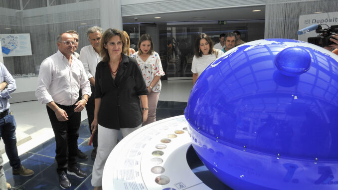 La ministra para la Transición Ecológica, Teresa Ribera, junto a Emilio Sáez (i) candidato socialista al Congreso, durante su visita este jueves, al Centro de Interpretación del Agua de Albacete. EFE/ Manu
