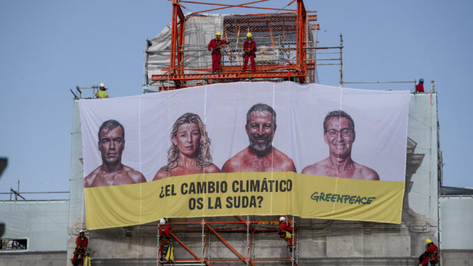 Activistas de Greenpeace han desplegado una lona en la emblemática Puerta de Alcalá de Madrid en la que preguntan a los principales candidatos a la presidencia del Gobierno, Pedro Sánchez (PSOE), Alberto Núñez Feijóo (PP), Santiago Abascal (Vox) y Yolanda Díaz (Sumar), si el cambio climático "se la suda". EFE/Fernando Villar
