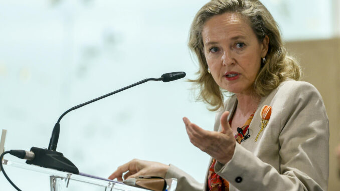 Nadia Calviño, vicepresidenta primera y ministra de Asuntos Económicos y Transformación Digital, interviene en un encuentro informativo este miércoles en Madrid. EFE/ Mariscal
