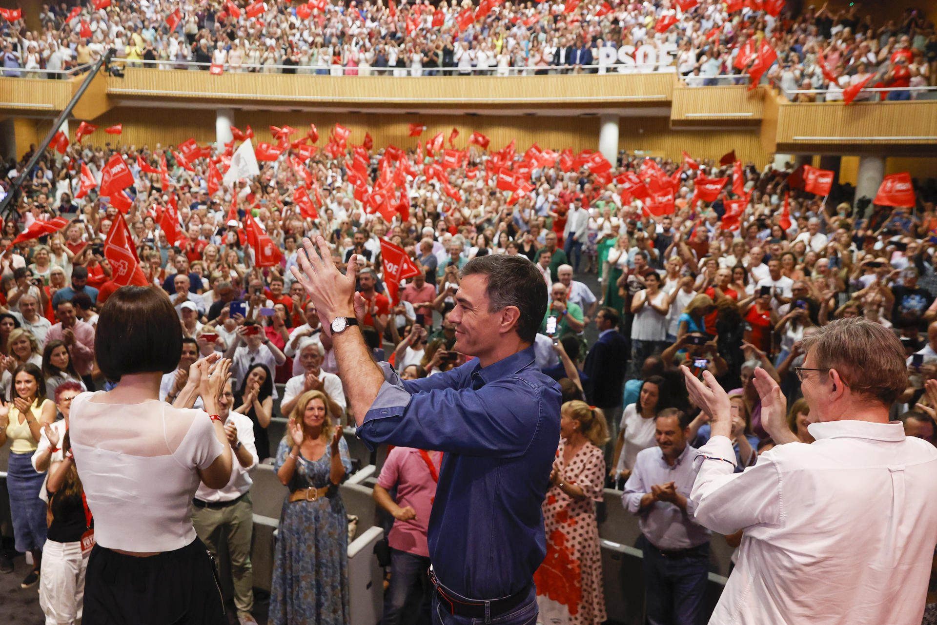 El presidente del Gobierno Pedro Sánchez (c), este sábado durante el mitin que ha organizado el PSOE en la ciudad de Valencia. En la imagen junto a Ximo Puig (d) presidente de la Generalidad Valenciana y Diana Morant (i) ministra de Ciencia e Innovación. El PSOE afronta una última semana de campaña que considera "decisiva" para tratar de recuperar la tendencia positiva con la que arrancó la contienda electoral, y por ello redoblará sus esfuerzos estos días con el objetivo de lograr una movilización "masiva" el 23J para que gane la izquierda.- EFE/ Kai Forsterling
