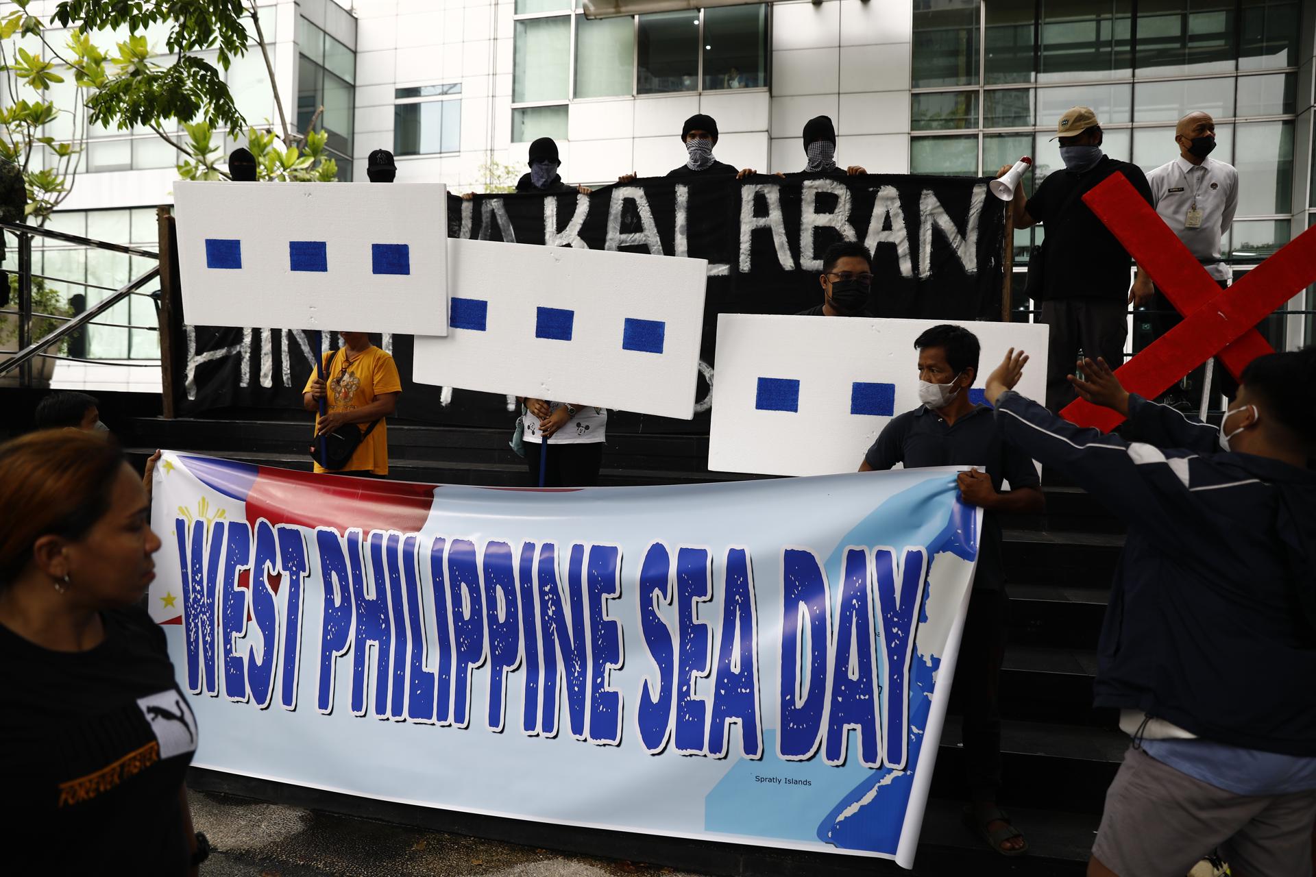 Varias decenas de personas protestan frente al consulado chino en Manila.EFE/EPA/FRANCIS R. MALASIG
