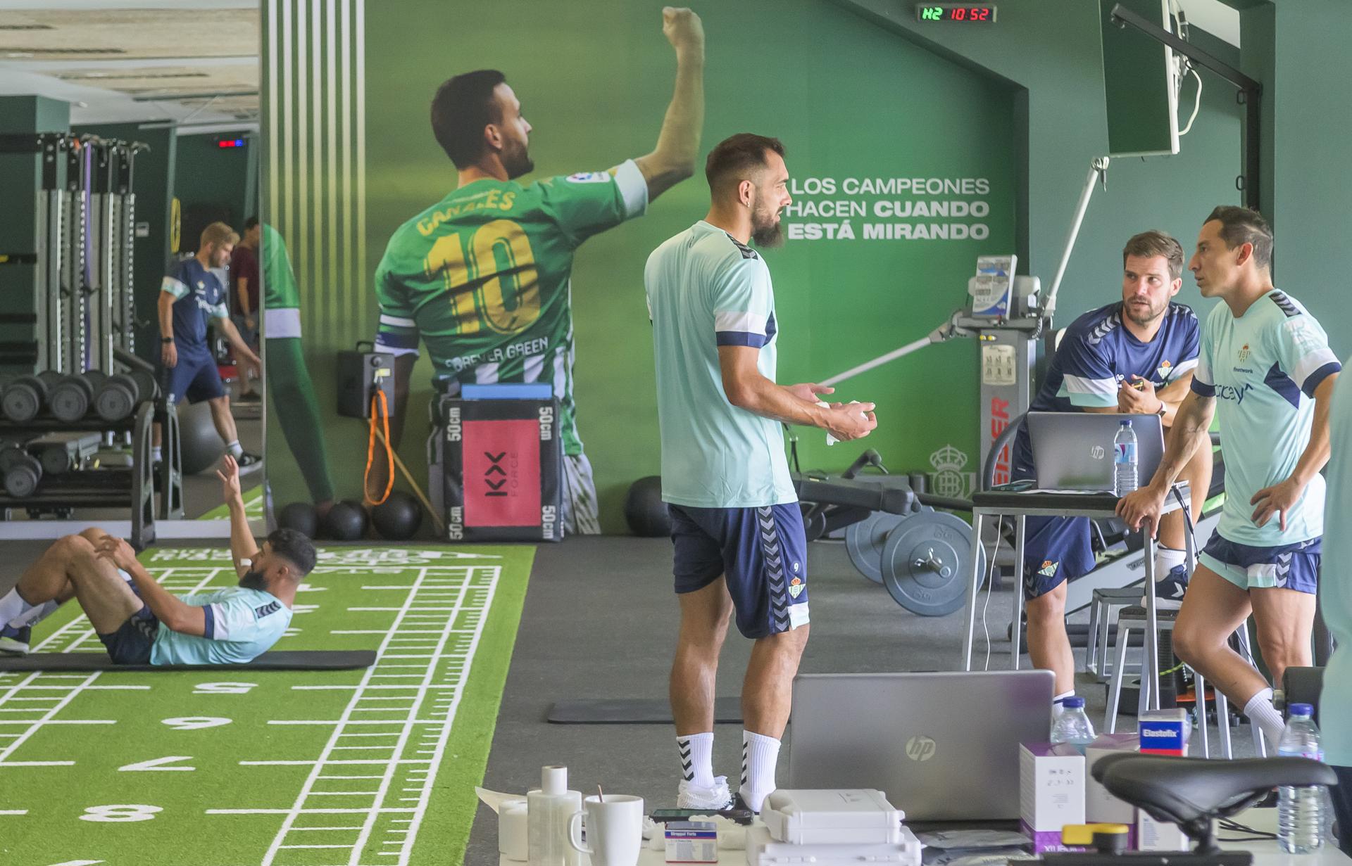 Los jugadores del Real Betis Borja Iglesias, Fekir y Guardado, durante los reconocimientos médicos con los que arranca el cuarto proyecto del entrenador chileno Manuel Pellegrini a la plantilla que se prolongarán esta tarde y la mañana del miércoles antes de viajar a Wolfsburgo (Alemania) para una primera concentración entre el 5 y el 15 de julio. EFE/ Raúl Caro.
