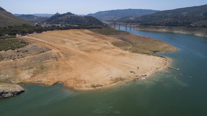 Imagen de archivo de la playa de Valdearenas en el embalse de Iznájar (Córdoba). EFE/ Álvaro Cabrera
