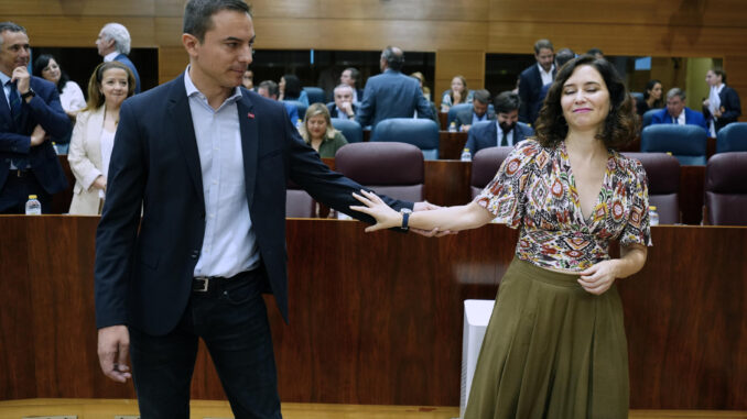 MADRID, 13/07/2023.- La presidenta de la Comunidad de Madrid, Isabel Díaz Ayuso, y el portavoz socialista Juan Lobato, a su llegada al pleno de este jueves en la Asamblea regional. EFE/ Borja Sánchez-Trillo