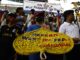 Varias decenas de personas se manifestaron con pancartas frente al consulado chino en Manila para protestar contra las autoridades chinas por reclamar el mar y las islas dentro de las aguas territoriales filipinas y pedir los derechos de Filipinas.EFE/EPA/FRANCIS R. MALASIG