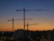 Grúas de viviendas en construcción este mes de julio en Mairena del Aljarafe (Sevilla). EFE/ Julio Muñoz