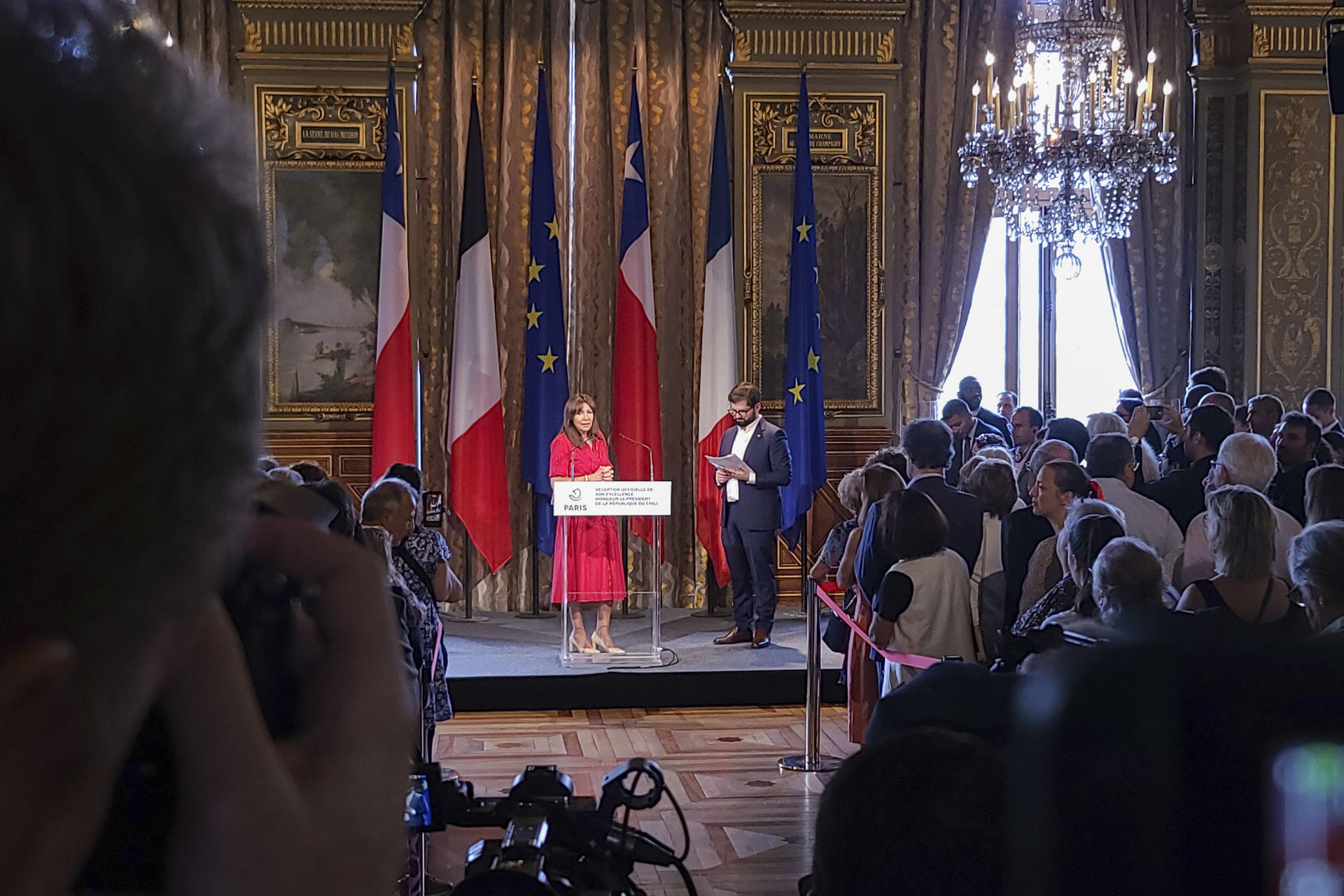 El presidente de Chile, Gabriel Boric, durante la rueda de prensa con la alcaldesa de la capital francesa, Anne Hidalgo, tras la reunión mantenida este jueves en el Ayuntamiento de París. EFE / Edgar Sapiña
