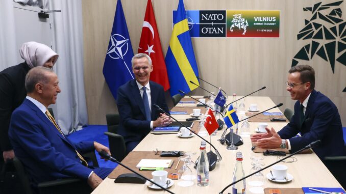 El secretario general de la OTAN, Jens Stoltenberg, (c), con el primer ministro sueco, Ulf Kristersson, (dch), y el presidente turco, Recep Tayyip Erdogan, (izq) en la reunión que mantuvieron el 10 de julio de 2023. EFE/EPA/YVES HERMAN / POOL
