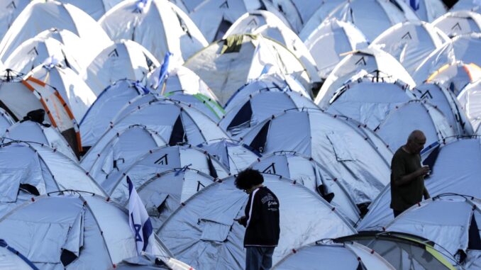 Campamento antigubernamental cerca de la Knesset israelí, en Jerusalén, tras una marcha de protesta de cuatro días a esta ciudad contra la reforma del sistema de justicia planificada por el gobierno. EFE/ Abir Sultan
