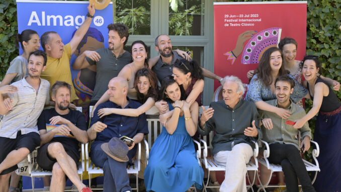 Representantes de "La dama boba", "Abre el ojo", "El ávaro de Molière", y "Eso rigor e repente", posan para una foto de grupo durante la rueda de presentación de sus propuestas en el marco del Festival Internacional de Teatro Clásico de Almagro este viernes. EFE/Jesús Monroy

