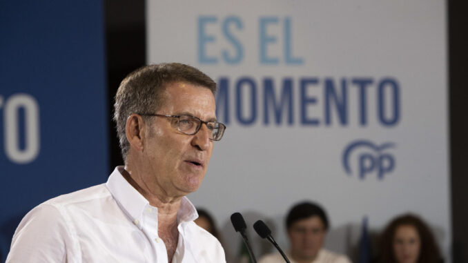 El presidente del Partido Popular y candidato a la Presidencia del Gobierno, Alberto Núñez Feijóo, participa en un acto de campaña este martes. EFE/ Román Ríos
