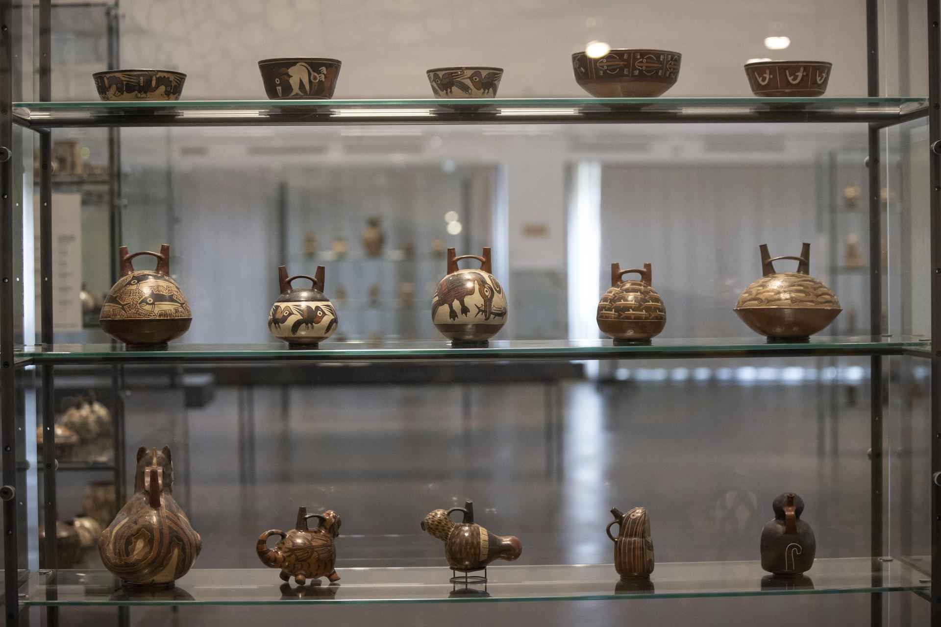 Fotografía que muestra la Colección Precolombina Landmann compuesta por 718 piezas procedentes de 35 culturas precolombinas, algunas de ellas milenarias, hoy 30 de junio de 2023, en el Museo de Arte de Sao Paulo (MASP) en Sao Paulo (Brasil). EFE/Sebastiao Moreira
