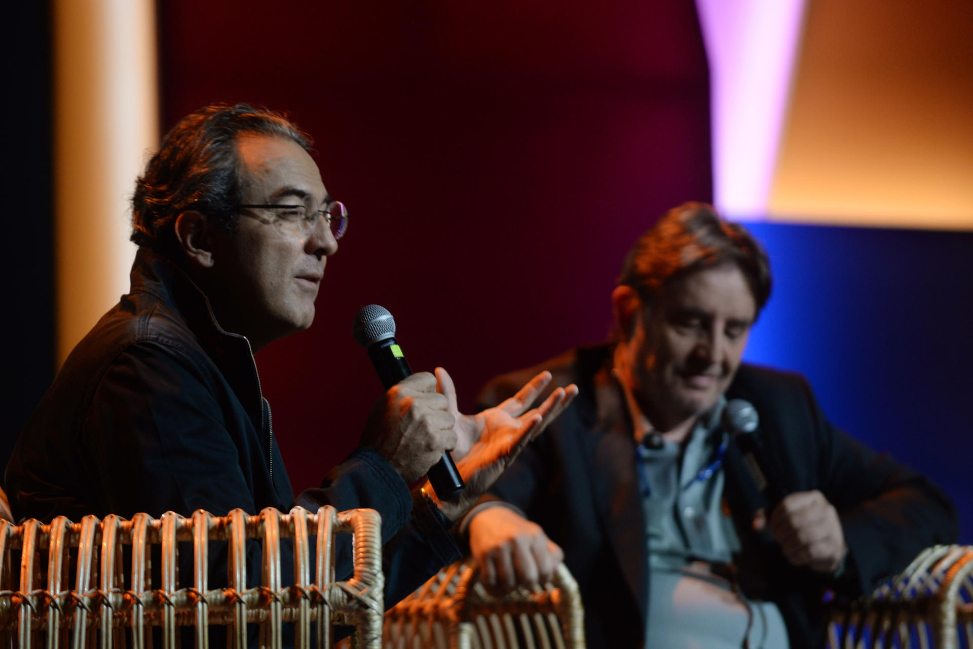 El escritor colombiano Juan Gabriel Vásquez (i) habla con el poeta y director del Instituto Cervantes, el español Luis García Montero, en el primer día del Festival Gabo hoy, en Bogotá (Colombia). EFE/ Vannessa Jiménez
