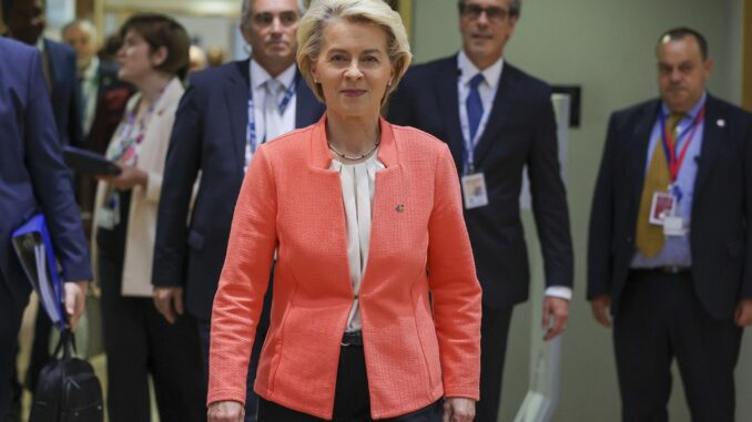 La presidenta de la Comisión Europea, Ursula von der Leyen, en el inicio de la cumbre UE-CELAC de jefes de Estado y de Gobierno que se celebra en Bruselas. EFE/EPA/Julien Warnand
