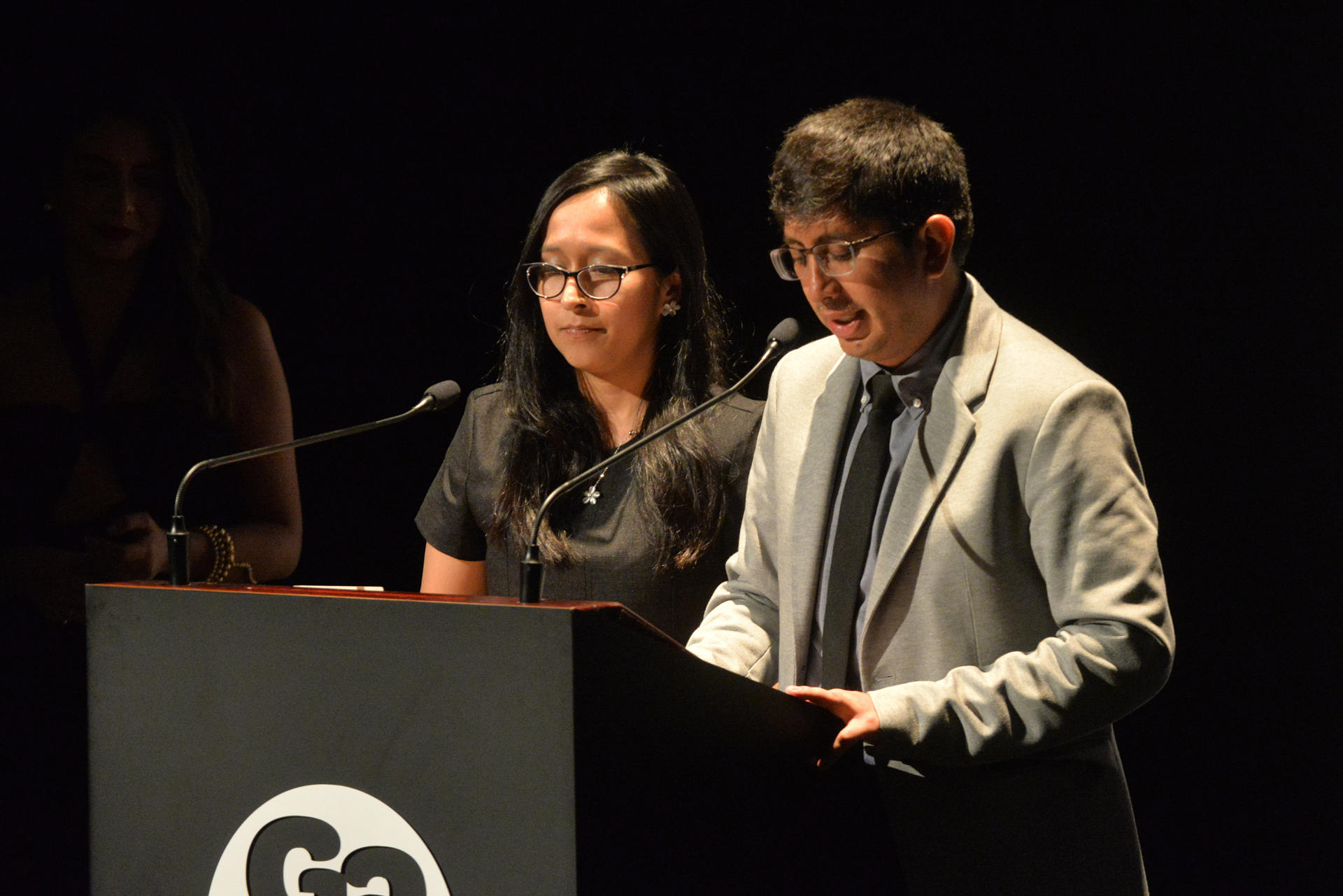 Rosa Laura (i) y César Prado Malca (d), de IDL Reporteros, hablan luego de recibir el Premio Gabo 2023. EFE/Vannessa Jiménez
