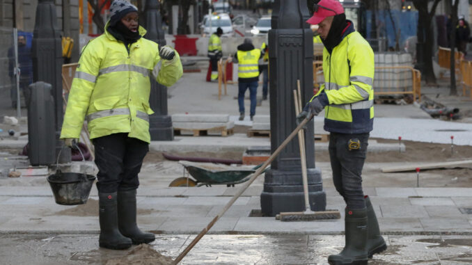 MADRID, 02/02/2023.- Obreros de la construcción trabajan en una calle en el centro de la capital. EFE/ Eduardo Oyana
