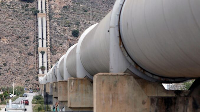 Fotografía de archivo de tuberías que transportan el agua del trasvase Tajo-Segura, a su paso por la huerta oriolana. EFE/Morell
