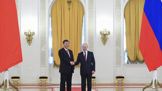 El presidente chino, Xi Jinping (izq), y el presidente ruso, Vladímir Putin, durante la visita del primero a Móscú el pasado marzo. EFE/EPA/SERGEY KARPUHIN /SPUTNIK / KREMLIN POOL MANDATORY CREDIT
