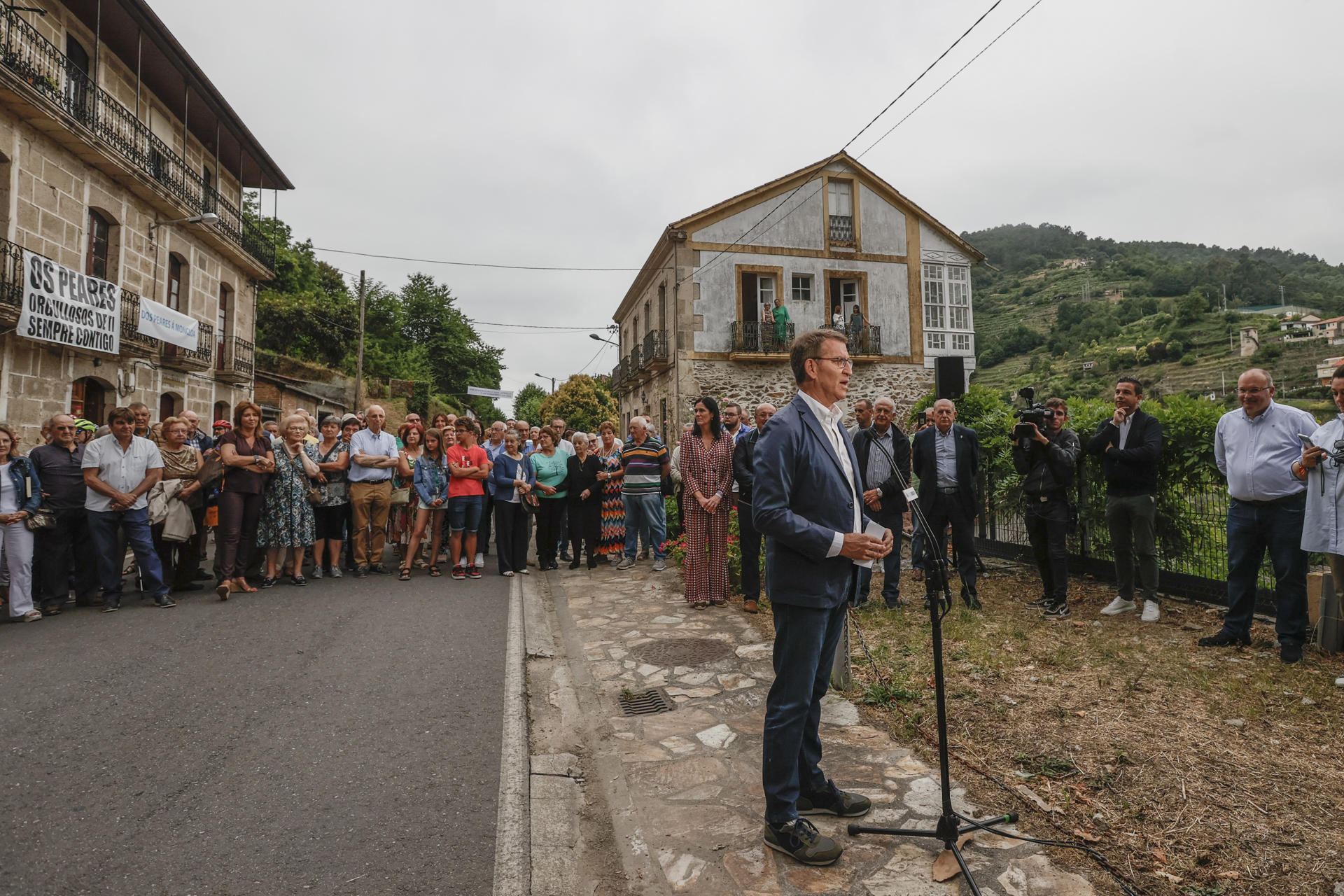 El candidato del PP a las elecciones generales, Alberto Núñez Feijóo, durante su intervención ante los vecinos a su llegada a la casa familar en su pueblo natal, Os Peares (Ourense). EFE/ Lavandeira
