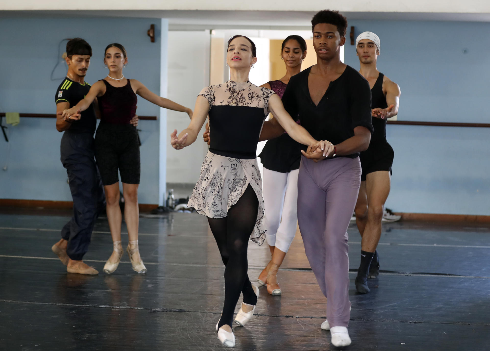 La directora y primera bailarina del Ballet Nacional de Cuba (BNC), Viengsay Valdés (c), dirige un ensayo hoy, en La Habana (Cuba). EFE/ Ernesto Mastrascusa
