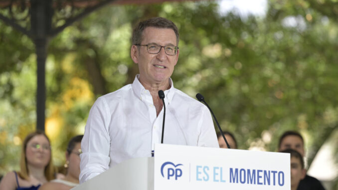 El presidente de PP y candidato a la Presidencia del Gobierno, Alberto Núñez Feijóo participa este martes en un acto de campaña en Ciudad Real. EFE/Jesús Monroy
